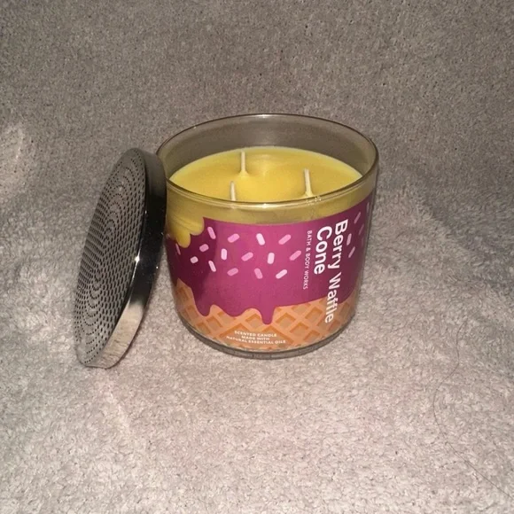 Bath & Body Works Berry Waffle Cone Scented Candle - Picture 1 of 1